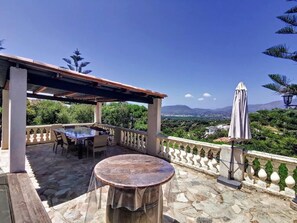 Outdoor dining - Villa Entre mer et Montagne à Bastelicaccia! Le Calme à Côté Dajaccio!!! (Bastelicaccia)