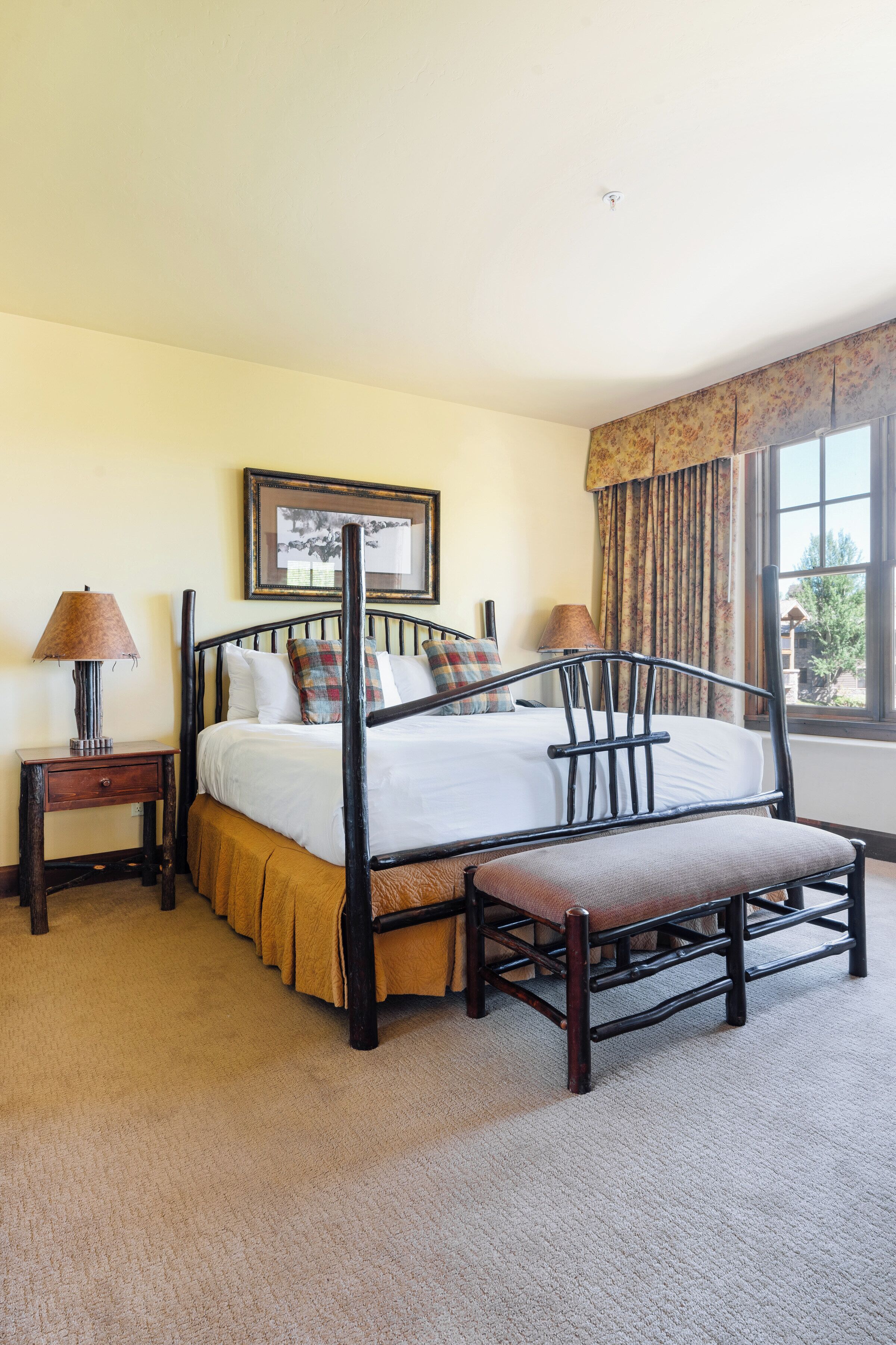Premium bedding, in-room safe, desk, laptop workspace