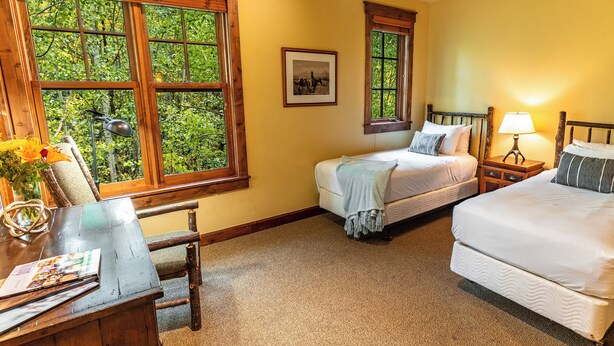 Premium bedding, in-room safe, desk, laptop workspace - Residences at Snow King (Jackson)