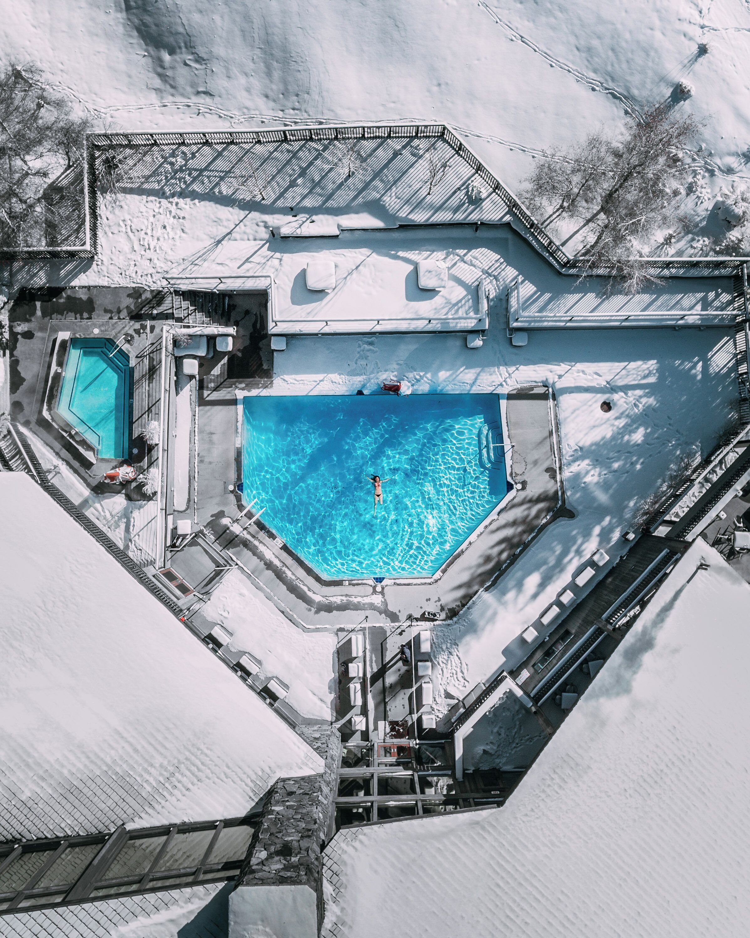 Una piscina al aire libre, tumbonas
