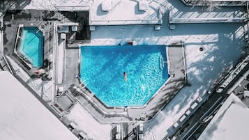 Una piscina al aire libre, tumbonas