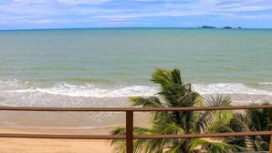 A beach view with palm trees and a clear sky. - Rayong Chalet Hotel and Resort (Klaeng)