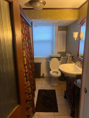Appartement, 2 chambres, balcon, vue sur le jardin | Salle de bain