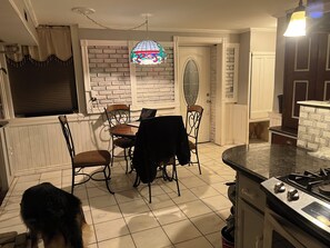 Appartement, 2 chambres, balcon, vue sur le jardin | Restauration