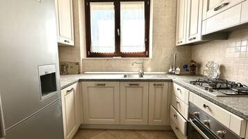 Kühlschrank, Ofen, Geschirrspüler, Esstisch
