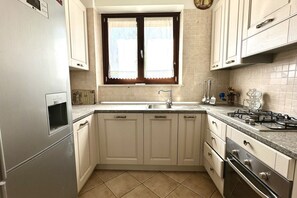 Réfrigérateur, four, lave-vaisselle, tables à manger