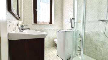 Een douche, een bidet, handdoeken