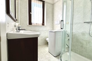 Een douche, een bidet, handdoeken