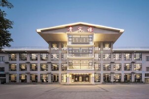 Un edificio moderno con techo plano y entrada central.