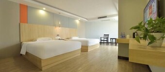 Maple Leaf Hotel (Lipu)