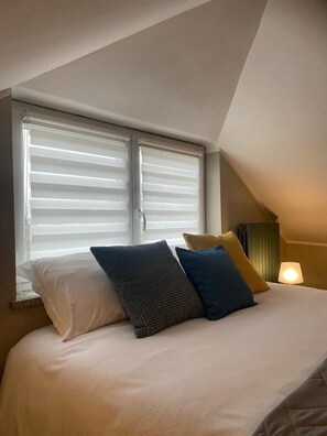 5 bedrooms, desk, iron/ironing board, free WiFi - English-style villa in the Roero countryside (Sanfrè)