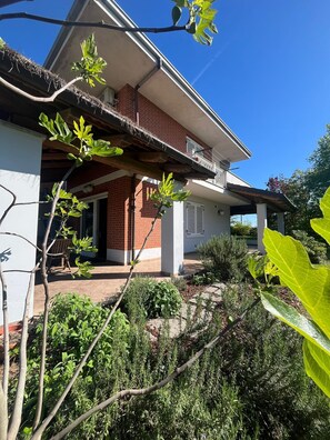 Exterior - English-style villa in the Roero countryside (Sanfrè)