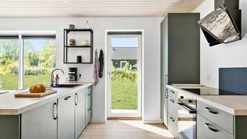 Køleskab, kogeplade, opvaskemaskine, kaffe-/temaskine