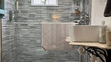 Douche, sèche-cheveux, serviettes fournies, savon