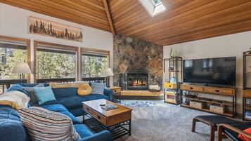 TV connectée, cheminée, lecteur de DVD, baby-foot