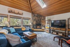 TV connectée, cheminée, lecteur de DVD, baby-foot