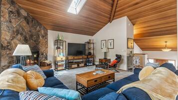 TV connectée, cheminée, lecteur de DVD, baby-foot