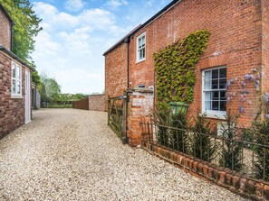 Property grounds - A beautifully curated cottage sleeping four with two sleek bathrooms. (Great Ryburgh, near Fakenham)