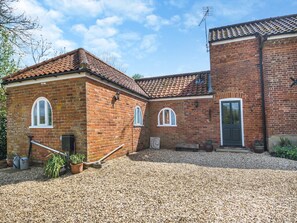Exterior - A beautifully curated cottage sleeping four with two sleek bathrooms. (Great Ryburgh, near Fakenham)