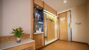 A hotel room with a wooden bench, a small potted plant, a minibar, and a sliding door. - Super 8 Hotel Zepu Fatong Park (Zepu)