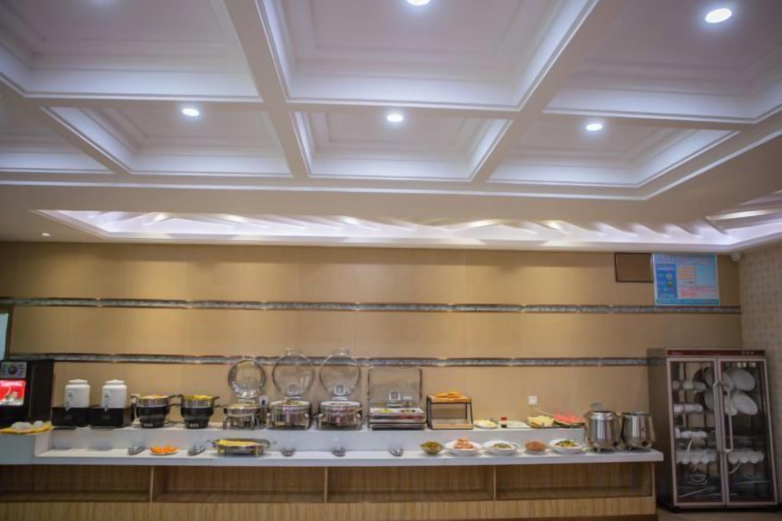 Zona de bufé con diferentes alimentos y estaciones de servicio.
