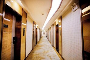 Un pasillo de hotel con puertas numeradas 3415, 3416 y 3417.