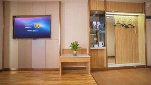 A hotel reception area with a wooden bench, a television mounted on the wall, and a wooden wardrobe with a mirror and hooks. - Super 8 Hotel Zepu Fatong Park (Zepu)