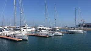 Un puerto deportivo con varios veleros amarrados al muelle.
