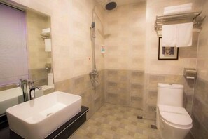 A bathroom with a bathtub, a shower, and a toilet. - Guangdu Hotel, Suixi (Cenxi)