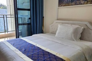 A hotel room with a bed, a window with curtains, and a view of the outside. - Sweetome Vacation Rentals (Dapeng Banshanhai) (Shenzhen)