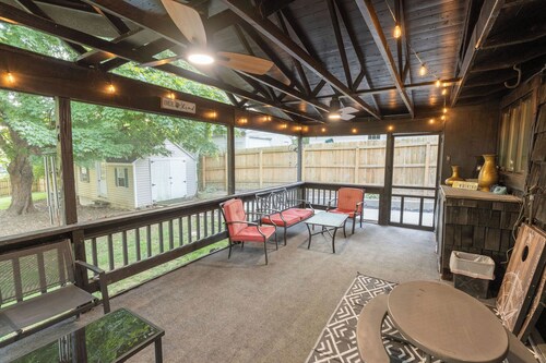 Cozy Cottage, 3 mins from EVV, fenced yard