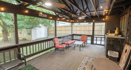 Cozy Cottage, 3 mins from EVV, fenced yard