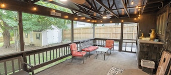 Cozy Cottage, 3 mins from EVV, fenced yard