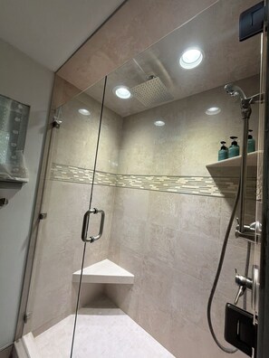 Douche, sèche-cheveux, serviettes fournies, savon