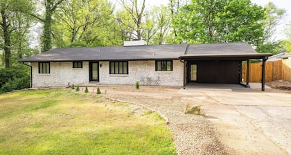 Cozy Cottage, 3 mins from EVV, fenced yard