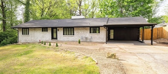 Cozy Cottage, 3 mins from EVV, fenced yard