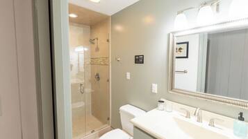 Haartrockner, Handtücher, Seife, Shampoo