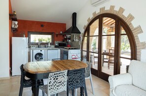 Vila, 2 camas Queen, vista para o lago | Cozinha privada