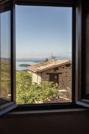 Quarto, 1 cama Queen, vista para o lago | Vista do quarto
