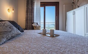 Rom, 1 queensize-seng, utsikt mot innsjø | Italienske Frette-laken, sengetøy av topp kvalitet, dundyner og minibar