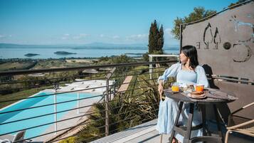 Panoramic Room, 1 Queen Bed, Lake View | Terrace/patio