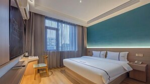 A modern hotel room with a large bed, a desk, and a chair. - Bojin Hotel (Cixi Zhouxiang Bus Station) (Cixi)