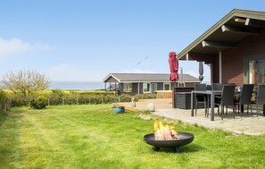 Outdoor dining - Cozy home in Bogense with WiFi (Bogense)