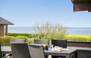Outdoor dining - Cozy home in Bogense with WiFi (Bogense)