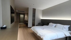 A modern hotel room with a large bed, a desk, and a chair. - Ningbo Daxiebaodao Island Hotel (Ningbo)