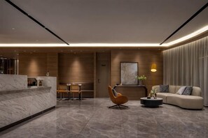 Un interior moderno con una recepción, una zona de estar y un sofá.