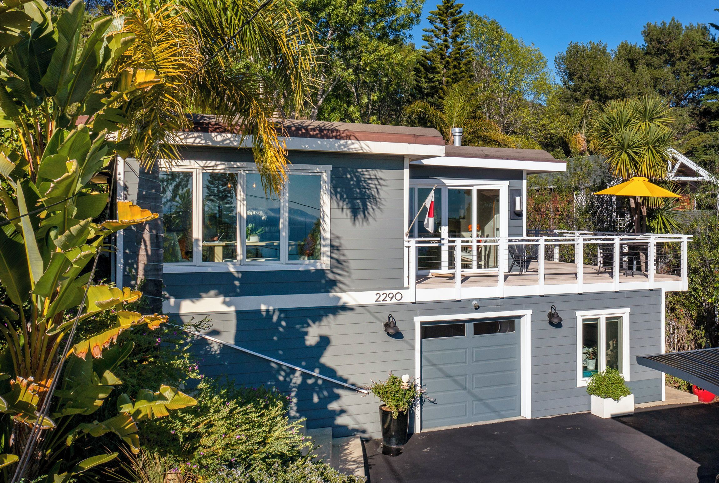 Summer Getaway in Summerland! Beach town rental with panoramic ocean VIEWS!