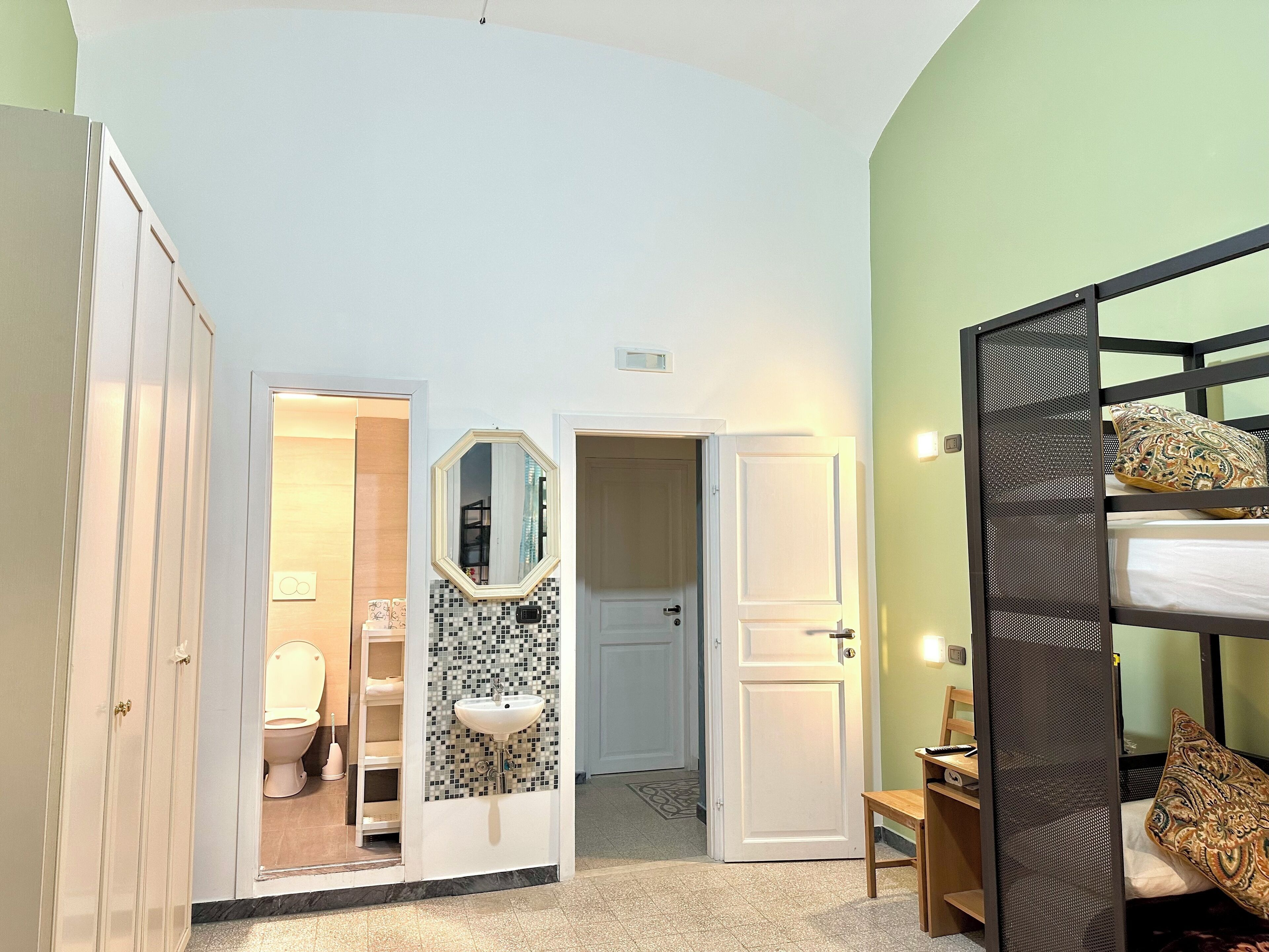 Deluxe-Vierbettzimmer, Stadtblick | Badezimmer | Regendusche, Haartrockner, Bademäntel