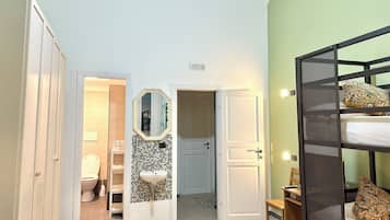 Quadrupla Deluxe, vista città | Bagno | Soffione a pioggia, asciugacapelli, accappatoio