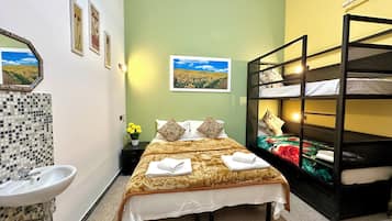 Habitación triple urbana, vista al patio | Ropa de cama de alta calidad y camas con efecto memoria